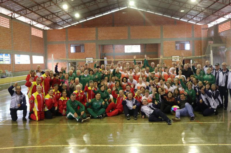 Torneio de voleibol adaptado reúne idosos de quatro municípios em Itaipulândia