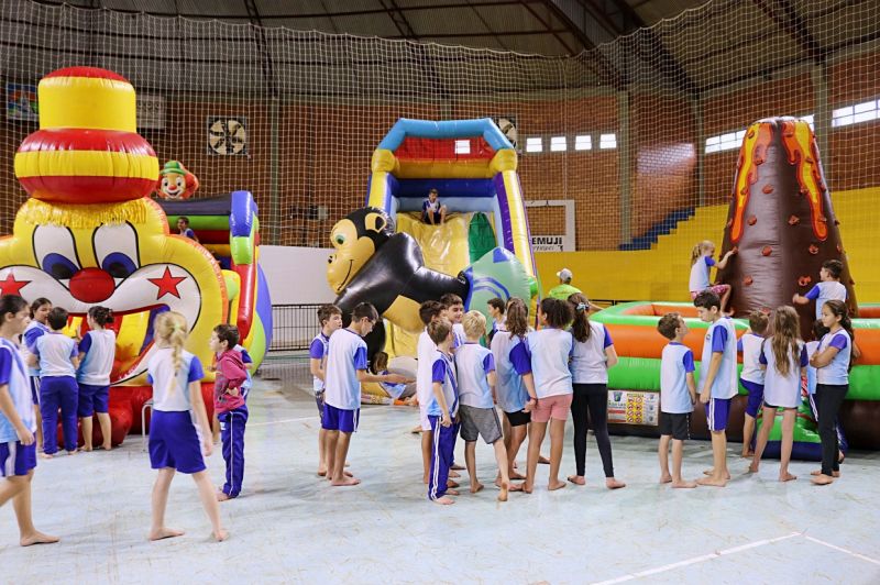 Brinquedos infláveis animam a Semana da Criança em Itaipulândia