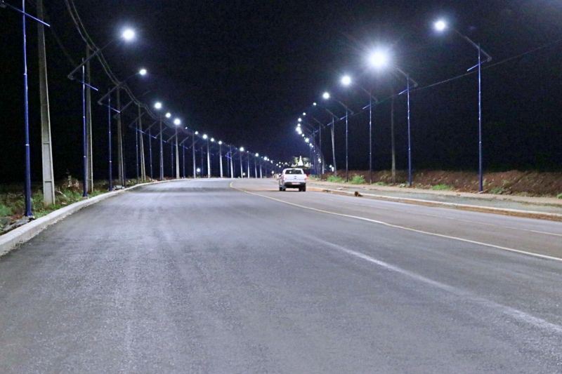 Noventa e seis postes com lâmpadas LED iluminam a duplicação Caramuru-Sede