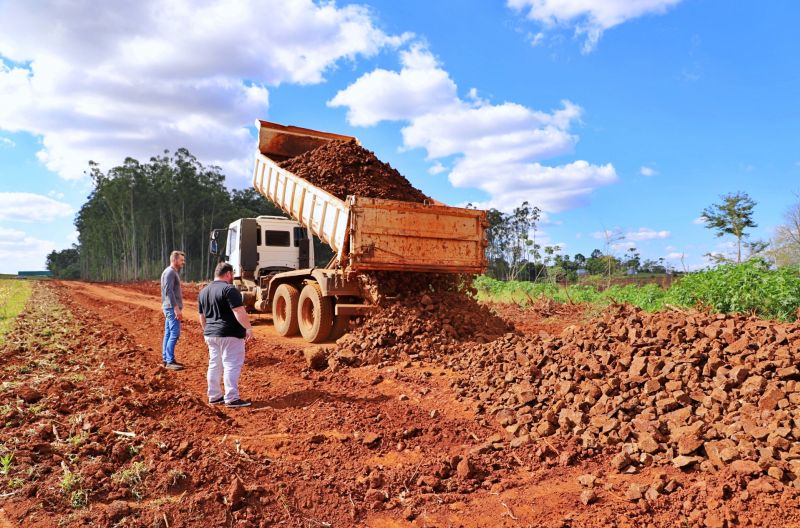 Melhorias nas estradas rurais e readequação de Itaipulândia beneficiam agricultores