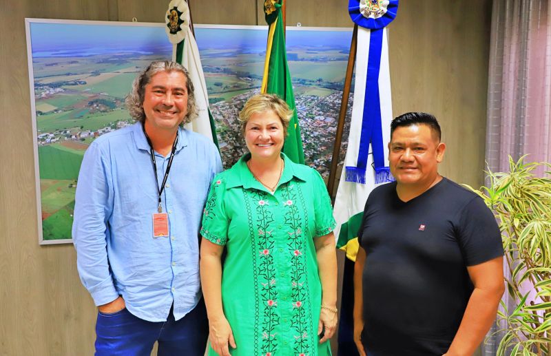 Prefeita Cleide Prates recebe representantes da Itaipu e da aldeia indígena Aty Miri
